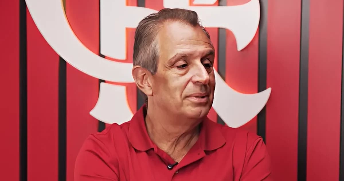 Ilustração editorial: estádio lotado, torcida em vermelho e preto, treinador em silhueta segurando contrato com R$36 mi, anúncio do Flamengo.