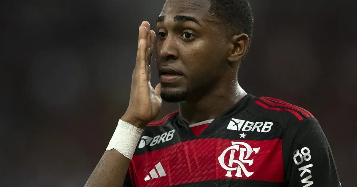 Dois jogadores anônimos sendo avaliados por treinador com prancheta em estádio, clima tenso; cores rubro-negras, avaliação e transferências.
