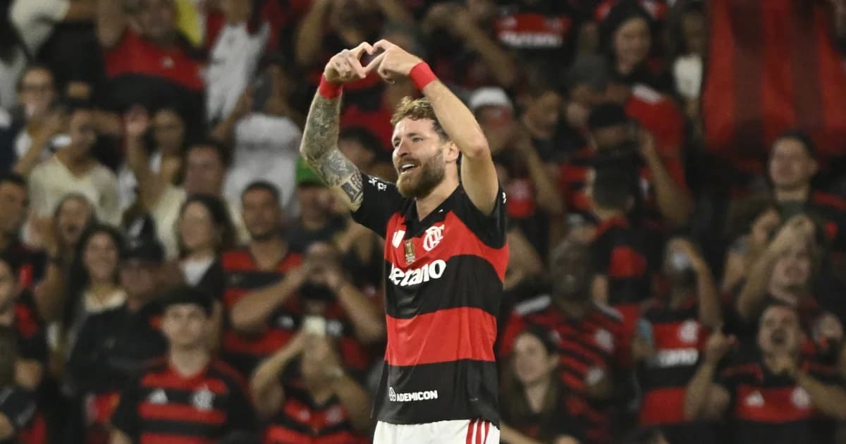 Estádio dividido vermelho-preto e preto-branco, zagueiro em silhueta e contrato de transferência com valor (€10M).