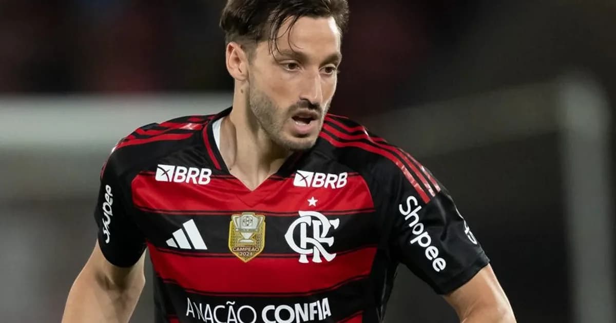 Ilustração editorial: lateral-esquerdo de costas no gramado com mala e contrato, luzes do estádio, tensão sobre destino de Matías Viña e Flamengo