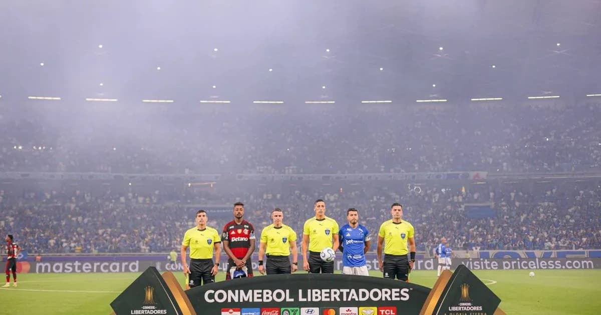 Maracanã lotado com torcida do Flamengo em vermelho e preto, público vibrante de mais de 70 mil, clima de recorde e duelo decisivo