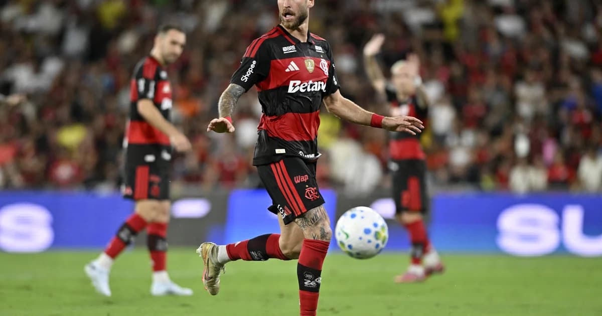 Flamengo em vermelho recebe cartão amarelo em estádio lotado; treinador apreensivo, tensão no Campeonato Brasileiro