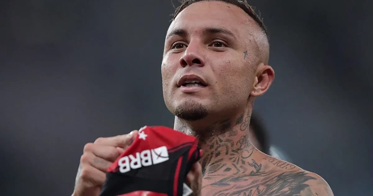 Comissão técnica do Flamengo reavalia elenco na pausa da Copa; atacante treina em estádio com tons vermelho e preto.
