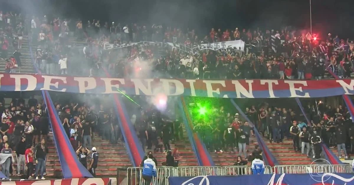 Estádio vazio após confusão na Copa Libertadores: arquibancadas sem torcida, fita de interdição e aviso de 60 dias de punição.