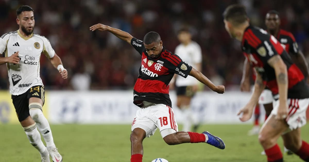 Dois jogadores anônimos retornam ao elenco em estádio lotado à noite, clima de expectativa, torcida e luzes do jogo.