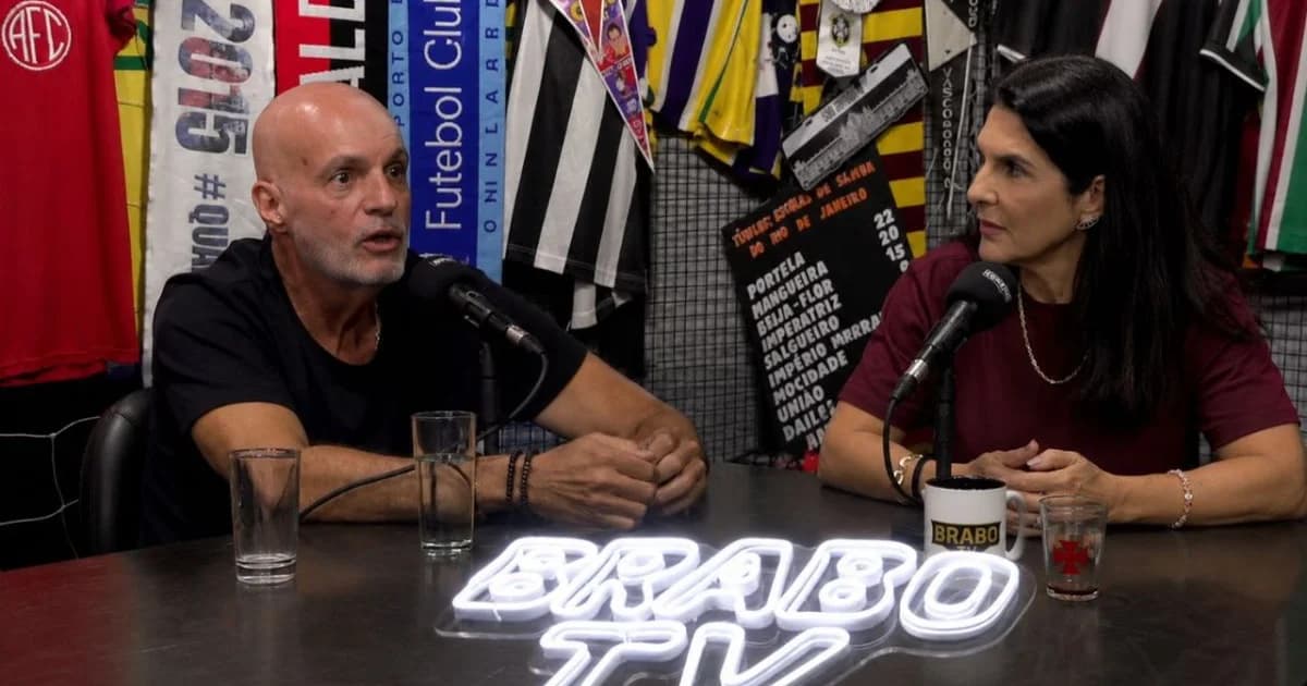 Debate sobre audiência: estádio com telas mostrando gráfico 'triplo', torcedores em vermelho e preto e podcasters em debate.
