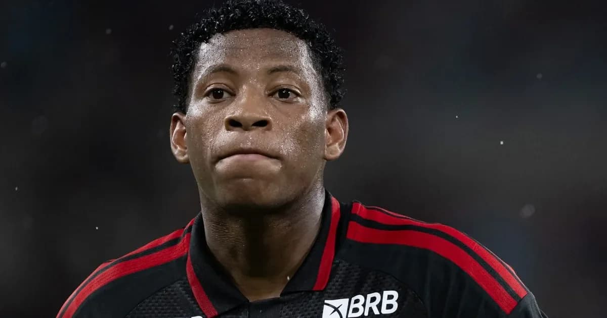 Treinador observa ponta em ação em estádio lotado com torcida em vermelho e preto, simbolizando venda do jogador do Flamengo e busca por substituto.