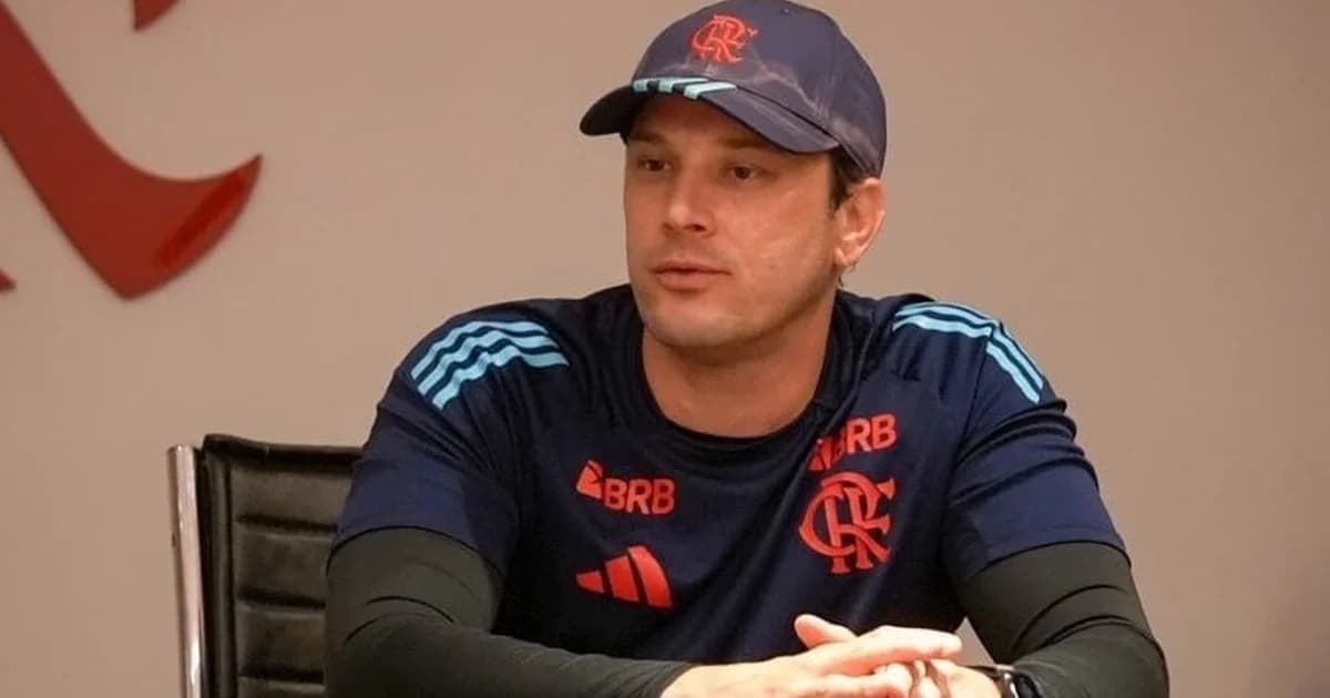 Silhueta de técnico saindo do estádio ao pôr do sol, jogadores sub-20 cabisbaixos e placar 3-1 após derrota e demissão.