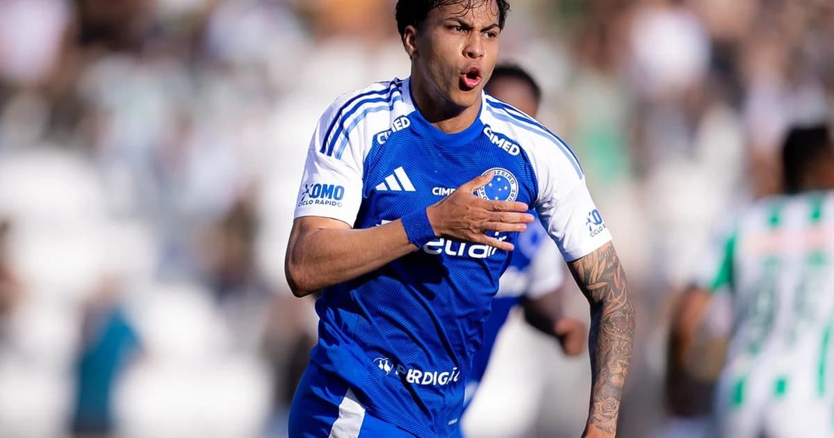 Estádio ao entardecer, atacante em silhueta com uniforme vermelho e preto afastando-se de papéis de transferência — Flamengo descarta Kaio Jorge