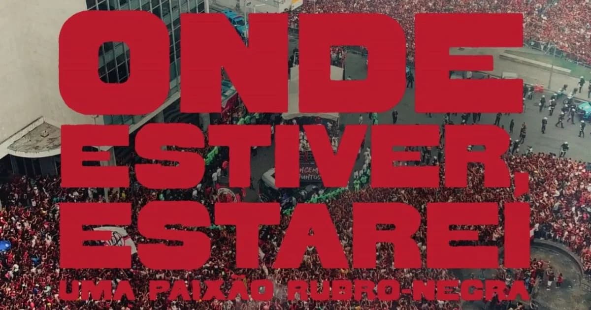 Torcida do Flamengo em sessão de documentário e homenagem, público em estádio iluminado com fitas de filme e fotos de arquivo.