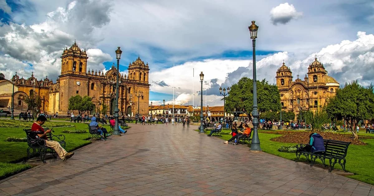 Estádio de Cusco à noite, montanhas ao fundo, torcida com lenços vermelhos e pretos e lance de futebol da estreia na Libertadores.