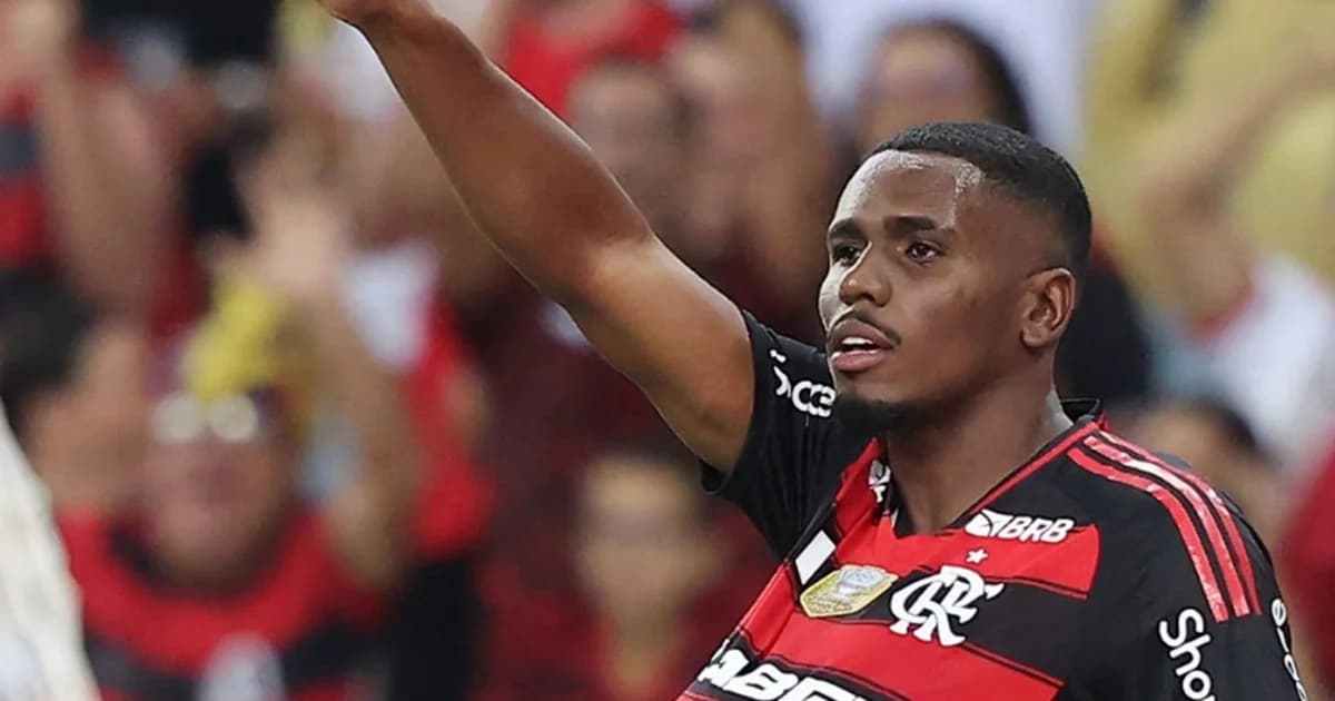 Jogador de costas com camisa rubro-negra no Maracanã à noite, torcida ao fundo, luzes do estádio, tensão pela virada na Recopa.