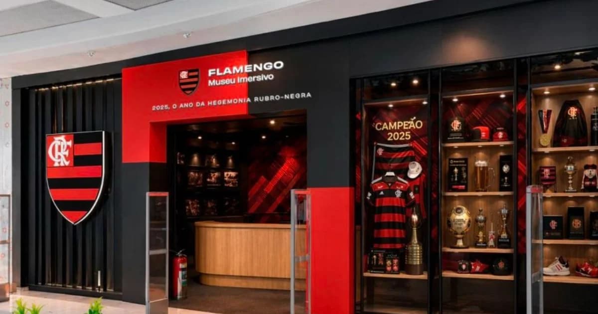 Exposição no shopping no Rio com sete taças douradas de 2025, bandeiras rubro‑negras e público celebrando.