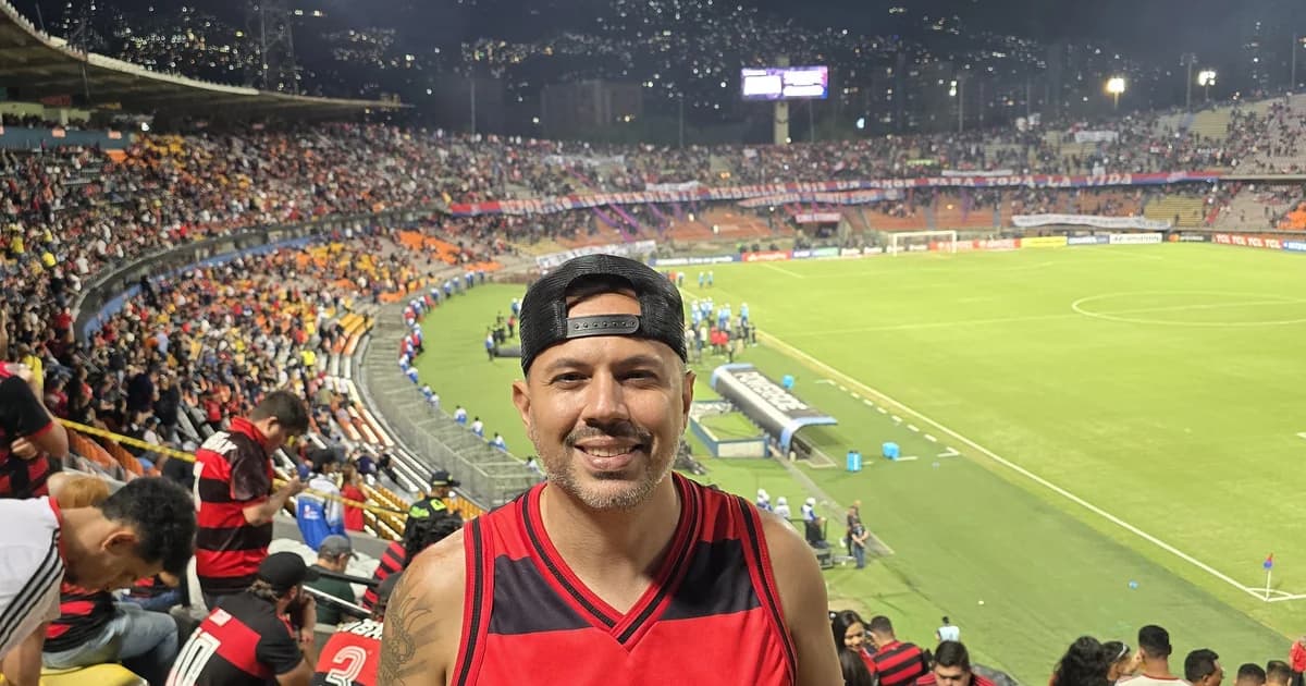 Estádio à noite com invasão e protestos; jogo da Libertadores cancelado, fumaça, torcedores e placar 3' 0-0