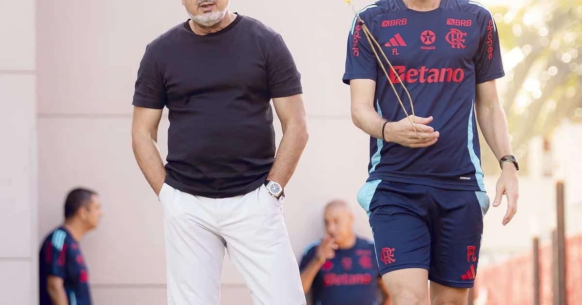 Diretor cobrando jogadores no centro de treinos do Flamengo, jogadores cabisbaixos e treinador se despedindo ao fundo