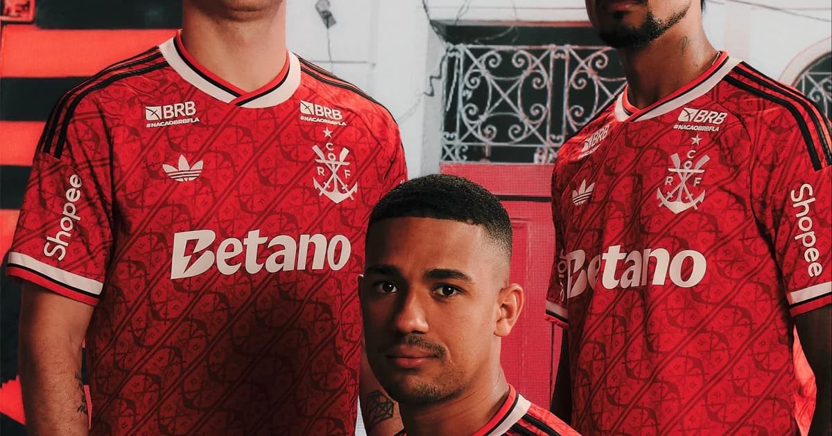 Terceiro uniforme 2026: camisa vermelha clara com gola branca, acabamentos vermelho e preto e grafismos contrários, lançamento no estádio.