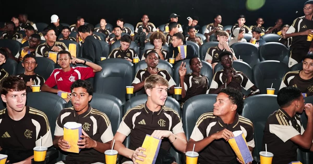 Flamengo leva base para ver documentário de Zico