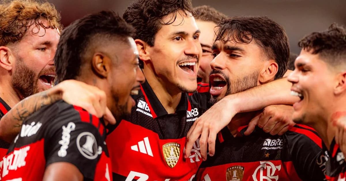 Estádio ao entardecer: técnico observa dez camisas rubro-negras vazias saindo, simbolizando jogadores do Flamengo liberados para a Copa do Mundo