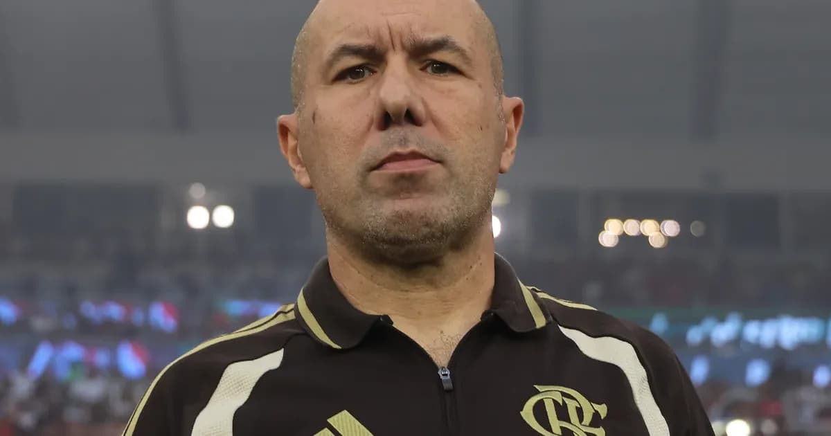 Ilustração de estádio com técnico em silhueta, torcida rubro-negra dividida e clima de confiança após eliminação.