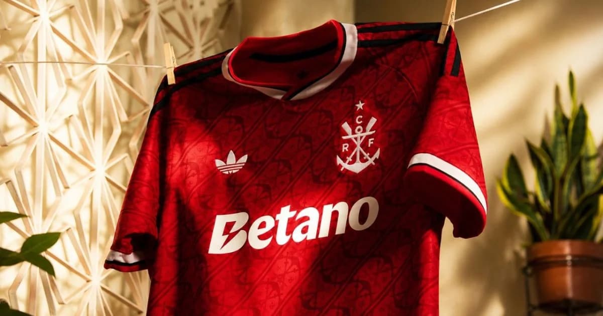 Mannequins com camisas masculinas do Flamengo vermelhas e pretas com patrocínio Betano expostas, torcida e estádio ao fundo