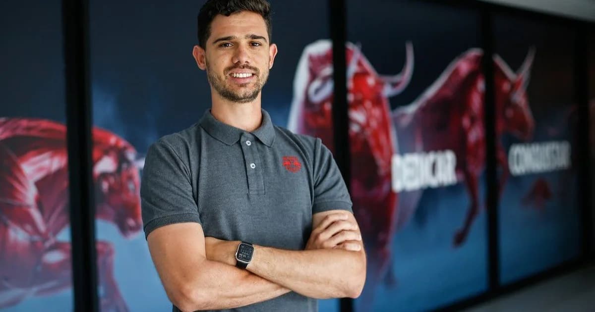 Ilustração editorial: estádio ao entardecer, treinador em silhueta no campo, tela com videoconferência e cores rubro-negras, clima de expectativa.