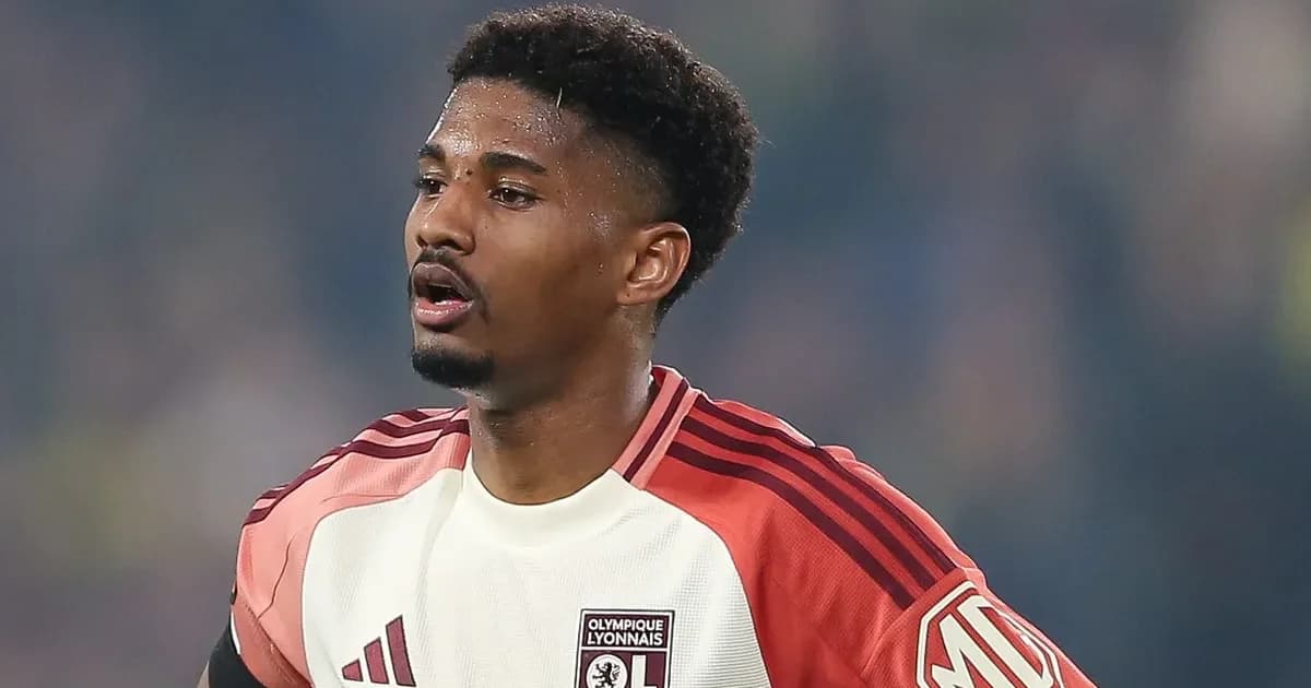 Negociação: Flamengo e Lyon acertam transferência do lateral-esquerdo Abner Vinícius; ilustração em estádio com contrato e aperto de mãos.