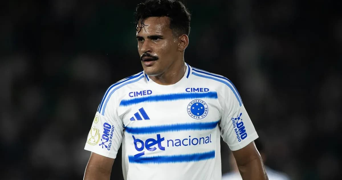 Lateral-esquerdo em ação no estádio, dirigentes trocam contrato; cores vermelho-preto e azul simbolizam negociação entre Flamengo e Como