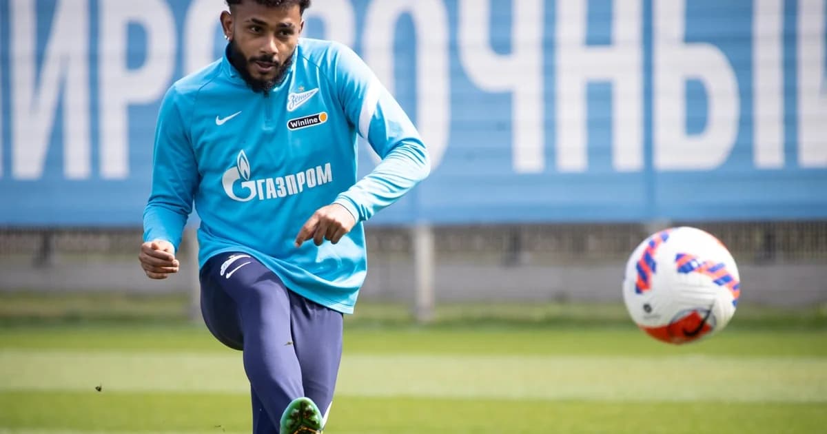Jogador genérico entre estádios vermelho/preto e azul/branco, contrato e cifras 35 vs 40 milhões representando negociação travada.