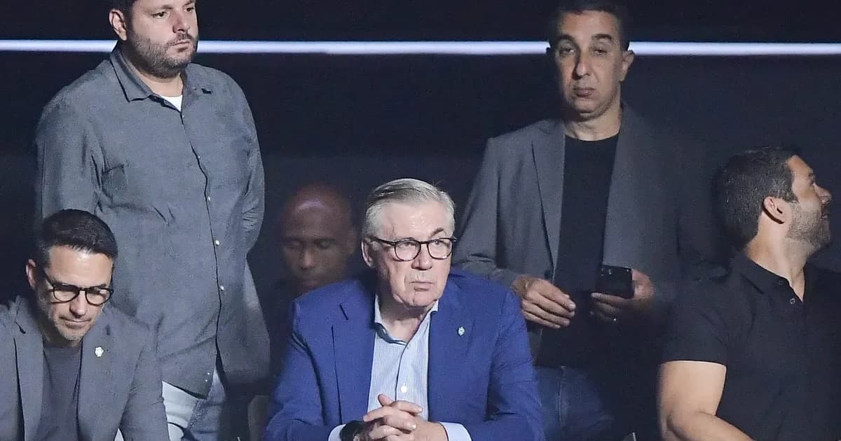 Treinador observando jogadores do Flamengo aquecendo na Arena da Baixada em Curitiba ao anoitecer
