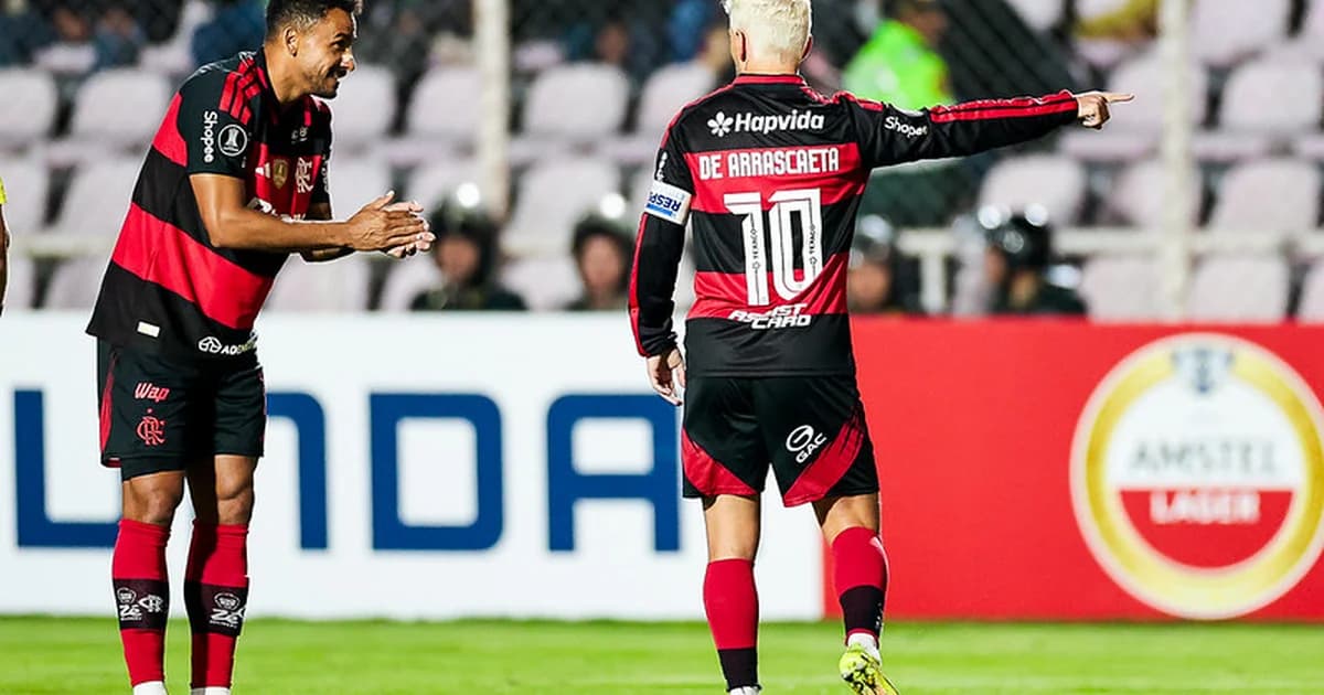 Delegação do Flamengo em Cusco: estádio alto, bastidores logísticos e staff médico cuidando da equipe sob céu andino.