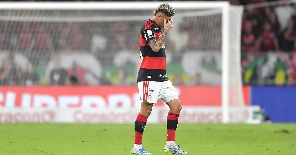 Maracanã lotado: jogador expulso deixa o campo, juiz mostrando cartão vermelho e placar 1-0 para o Palmeiras sobre o Flamengo
