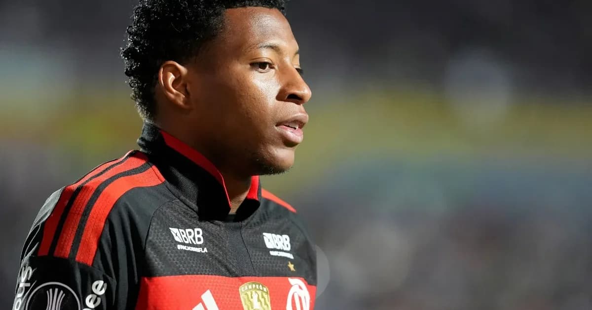 Atleta do Equador sem rosto comemora titularidade na Copa em estádio da Filadélfia ao entardecer; menção a Flamengo e Plata.