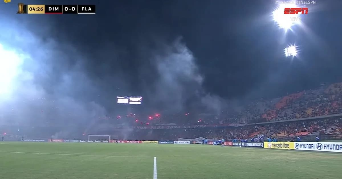 Estádio tumultuado após suspensão: árbitro sinaliza W.O., fumaça, bandeiras vermelho e preto, stadiun com policiamento e gavel simbólico