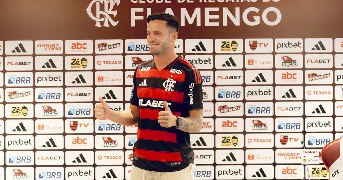 Estádio ao entardecer com silhuetas de meio-campista e centroavante, tons vermelho e preto, clima de janela de transferências