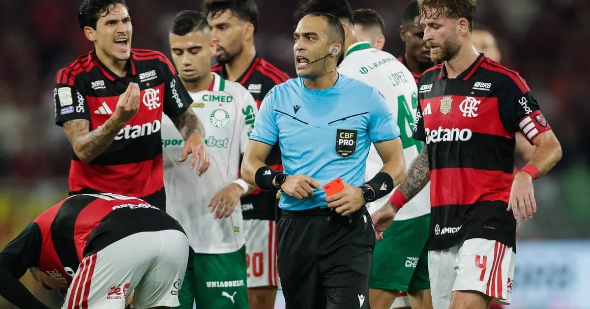 Ilustração editorial: protesto no estádio, jogadores de costas, árbitro em destaque, torcida com faixas; clima tenso, arbitragem e derrota.