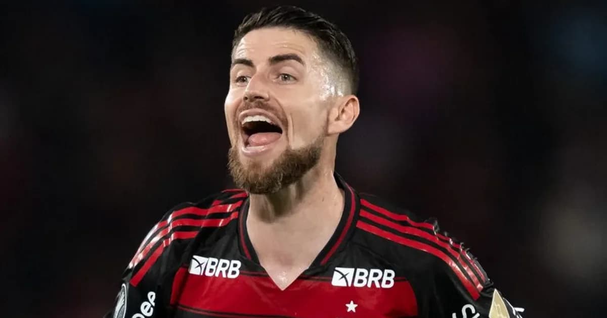 Jogador de camisa vermelho-preto expulso em estádio; balança da justiça simboliza STJD, multa ao Flamengo e advertência a Jorginho.