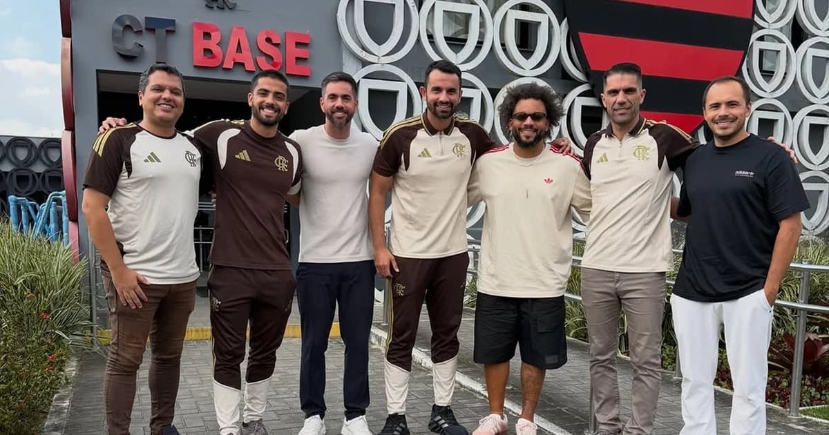 Ex-lateral visita academia de base rubro-negra, troca de experiências com treinadores e jovens jogadores no centro de treinamento.
