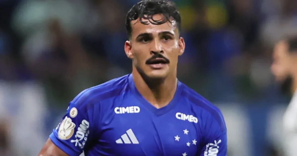 Estádio noturno, lateral correndo com uniforme vermelho e preto, torcida desfocada e contrato flutuante com destaque para 2031