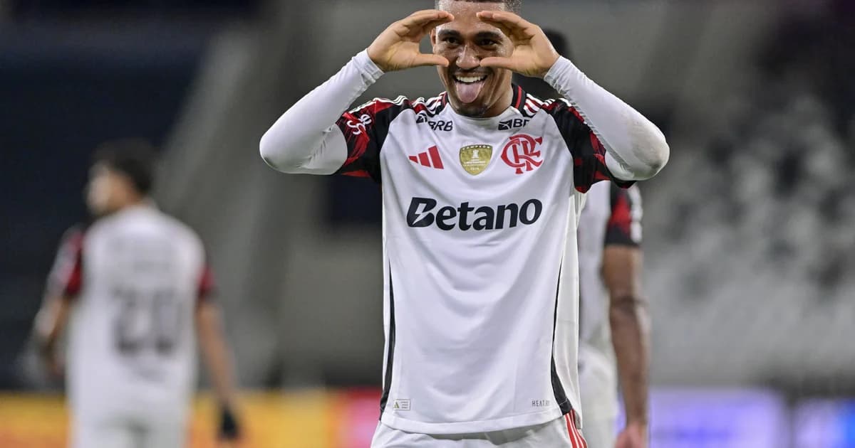 Jogador genérico com camisa 10 driblando em estádio lotado; atmosfera tensa, cores rubro‑negras, jogo decisivo do Flamengo.