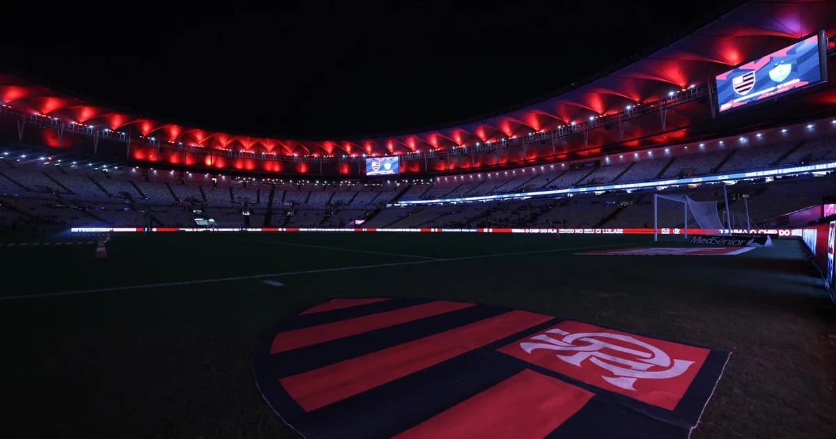 Maracanã ao entardecer com livro contábil flutuante, documentos e painéis de LED, simbolizando abertura de contas pela Justiça.