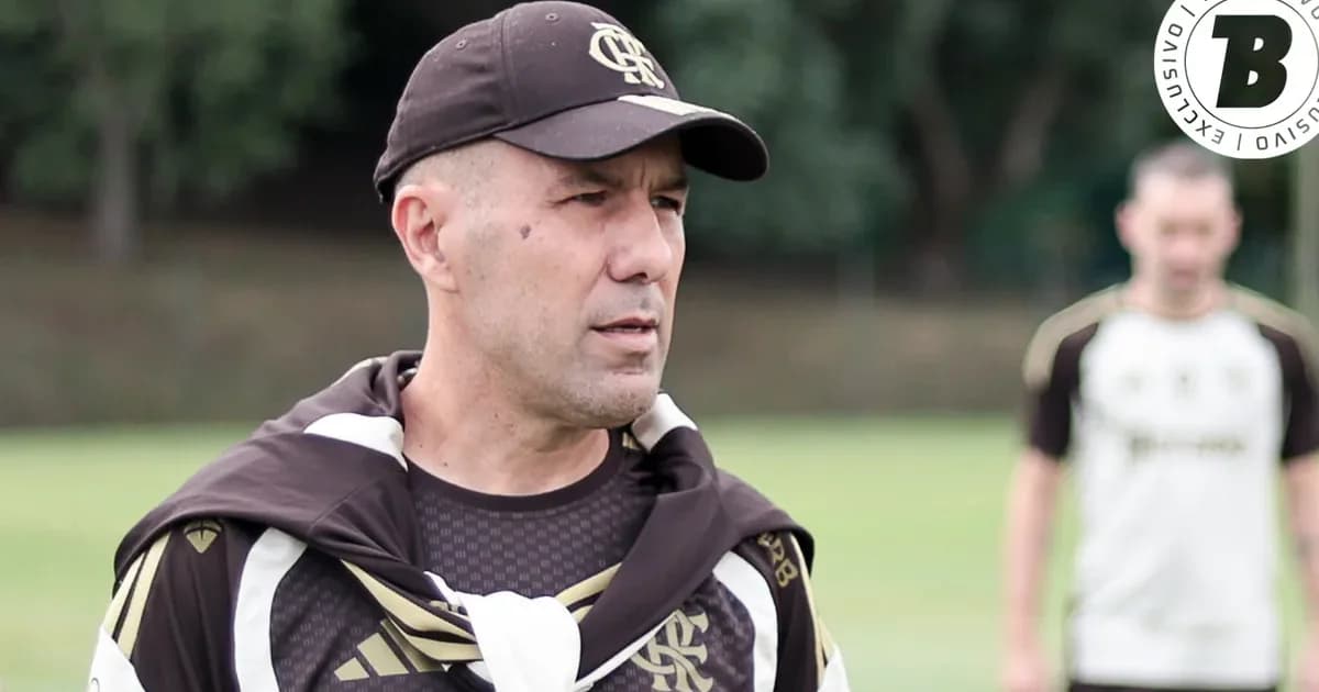 Ilustração editorial de treino no estádio: meia em ação observado pelo técnico, uniformes vermelho e preto, clima decisivo de temporada