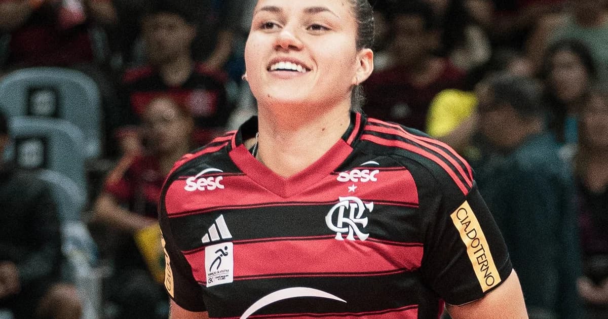 Jogo de vôlei feminino da Superliga no Maracanãzinho: jogadoras do Flamengo em ação, torcida vibrante, tensão e união pela reação.