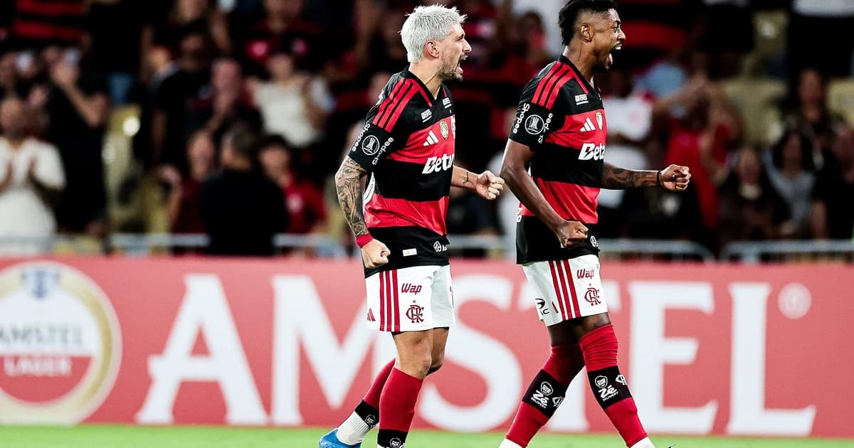 Jogadores do Flamengo comemoram vitória por 4 a 1 na Libertadores contra Independiente Medellín em estádio lotado.