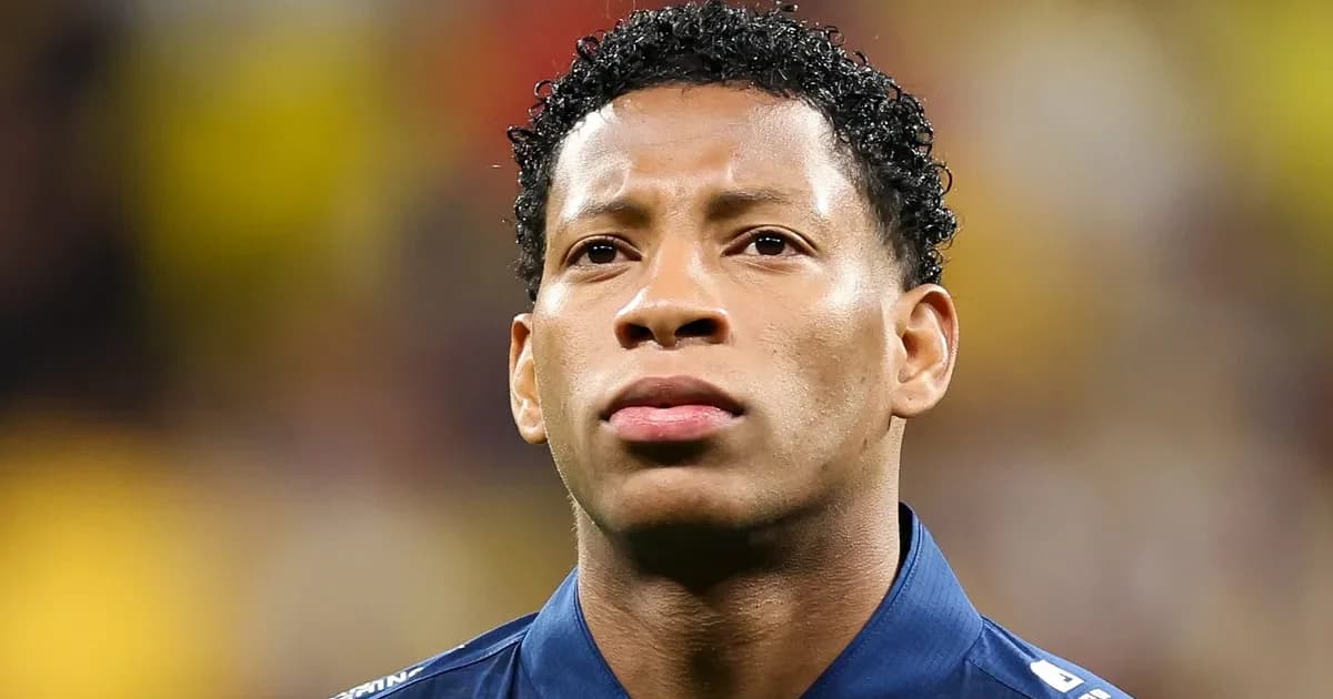 Atacante do Flamengo comemorando convocação para a seleção do Equador na Copa do Mundo em estádio iluminado.