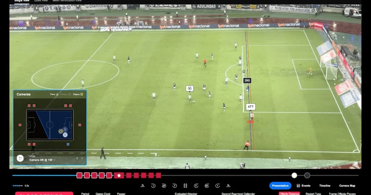 Ilustração editorial de estádio tenso: gol anulado por impedimento semiautomático, árbitro revisando replay com linhas de offside visíveis.