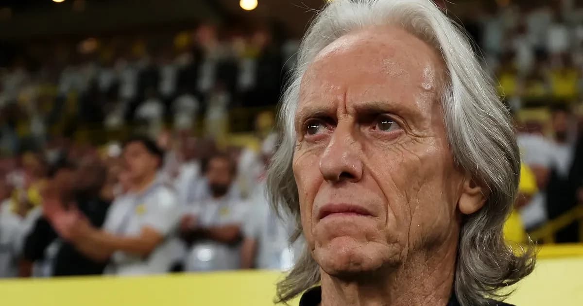 Silhueta de treinador saindo de um estádio carioca ao pôr do sol, torcida ao fundo e manchetes sobre Jorge Jesus e Flamengo
