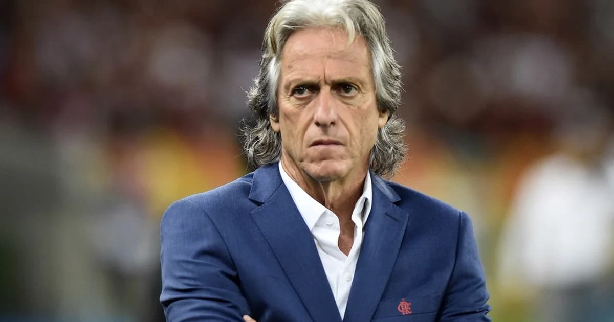 Silhueta de treinador deixando estádio do Al Nassr ao entardecer, clima de despedida e planejamento, dois jogos restantes