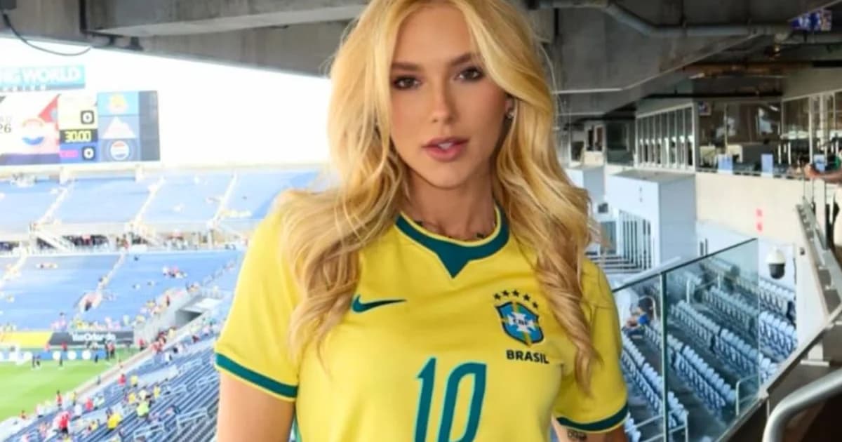 Repórter silhueta em estádio da Copa 2026, câmeras e torcida ao fundo sugerindo polêmica no jornalismo esportivo