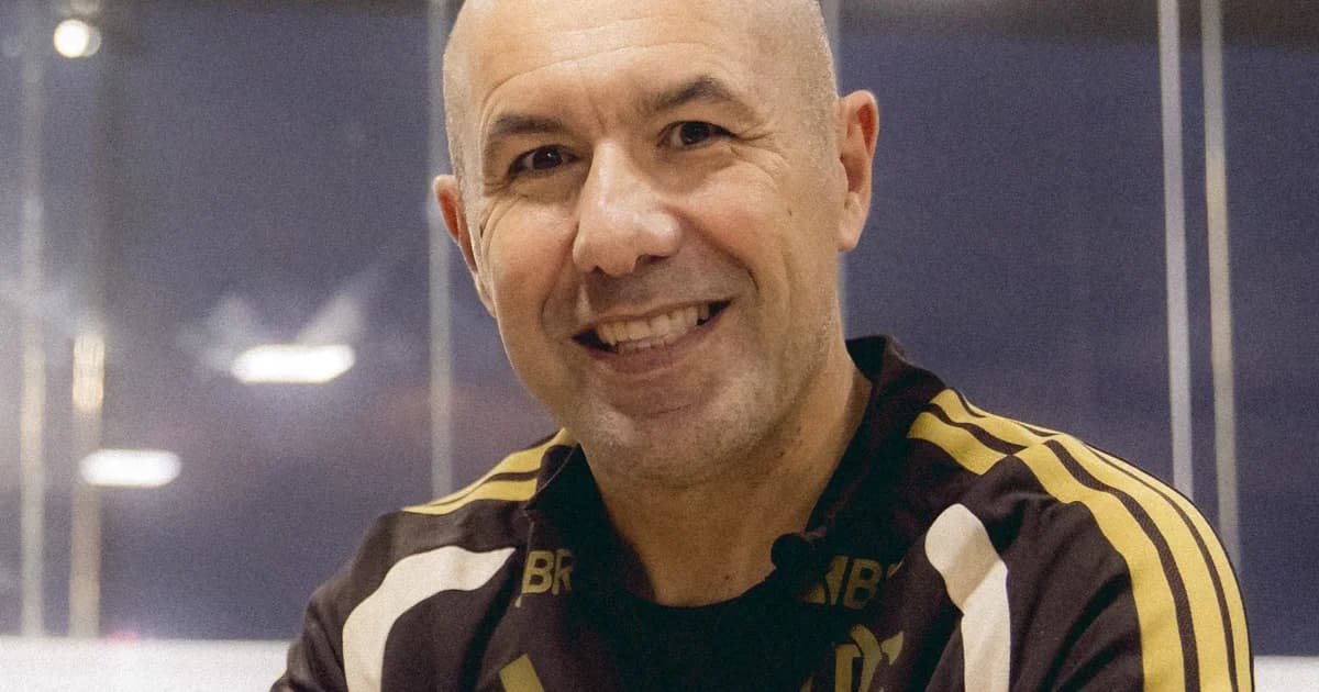 Técnico frugal observando treino no estádio ao entardecer, mala anunciada por €80 no celular, clima econômico e foco no Flamengo