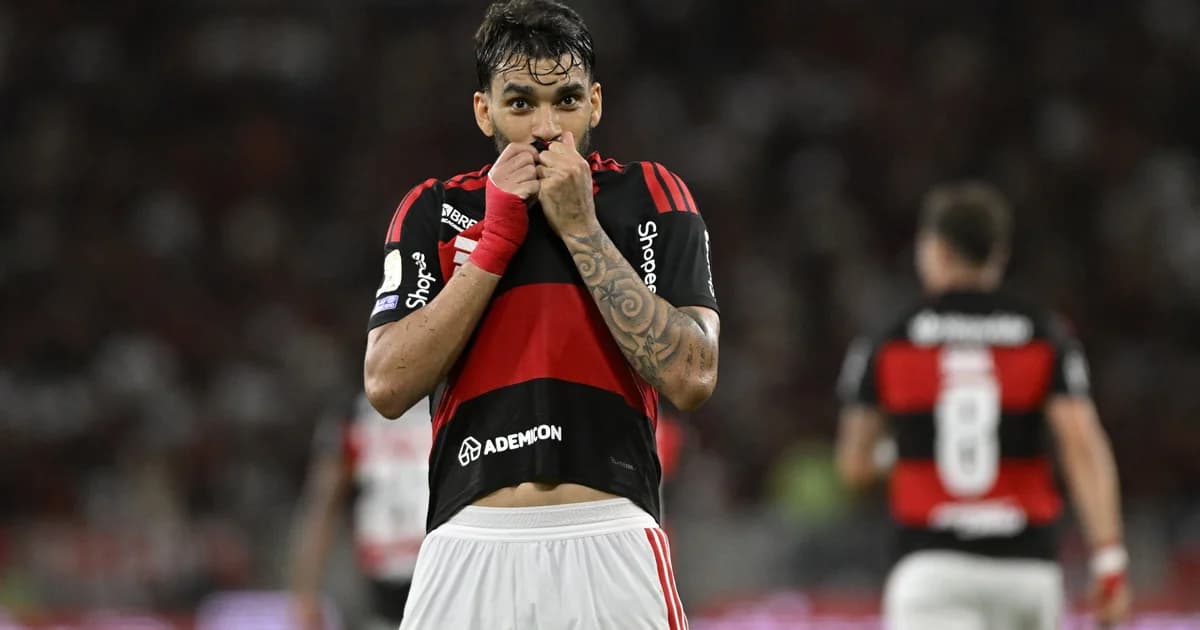 Ilustração: jogador do Flamengo (sem logos) segurando a coxa esquerda no campo, estádio ao fundo; destaque para edema na coxa.